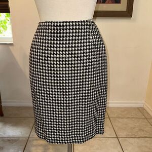 CARLISLE Classic Black/Winter White Soft Wool Blend Houndstooth Skirt Size 8